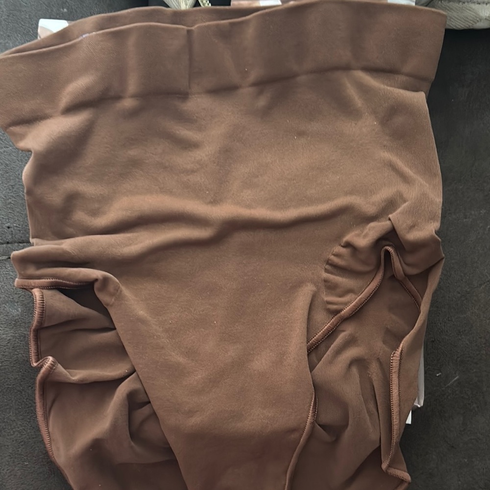 Brown thongs skims